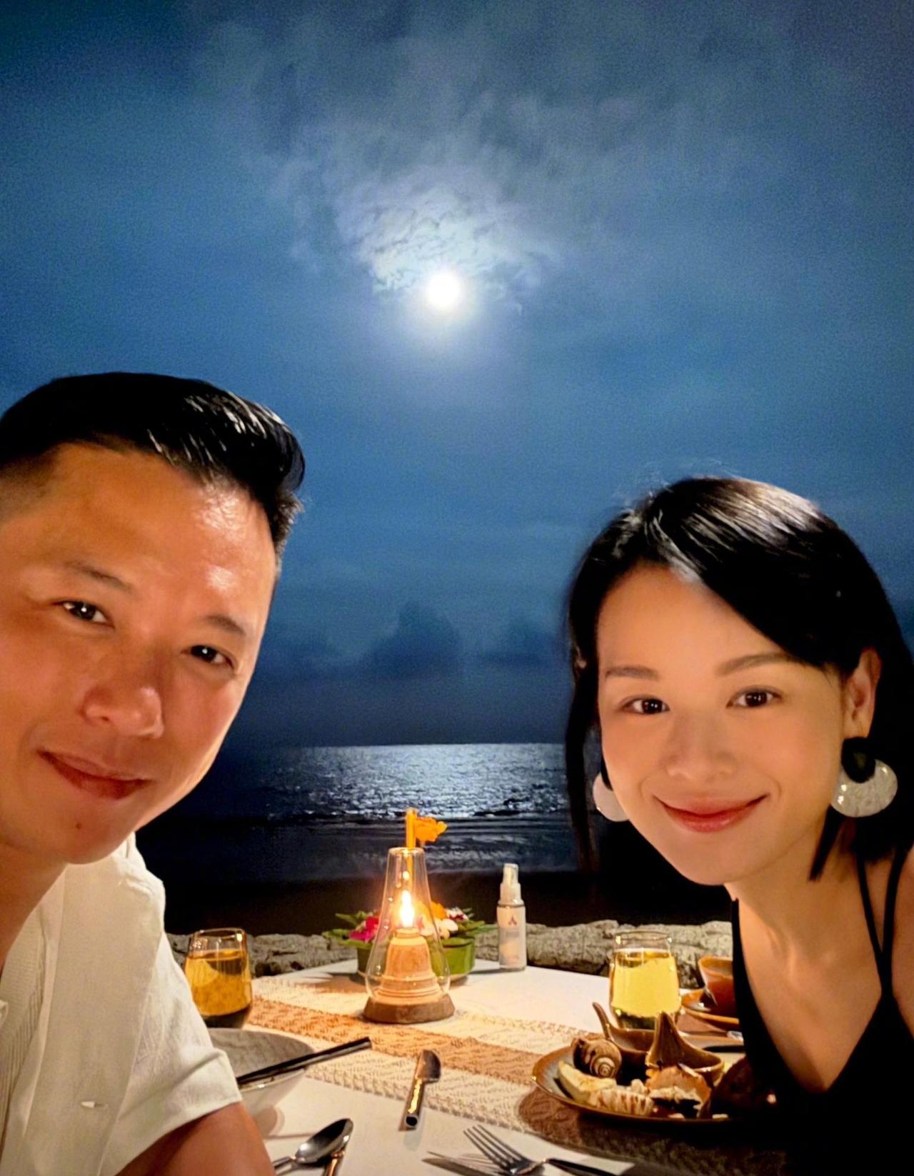香港演员胡杏儿与老公现身泰国，庆祝46岁生日。胡杏儿发文，感激老公为自己精心安排