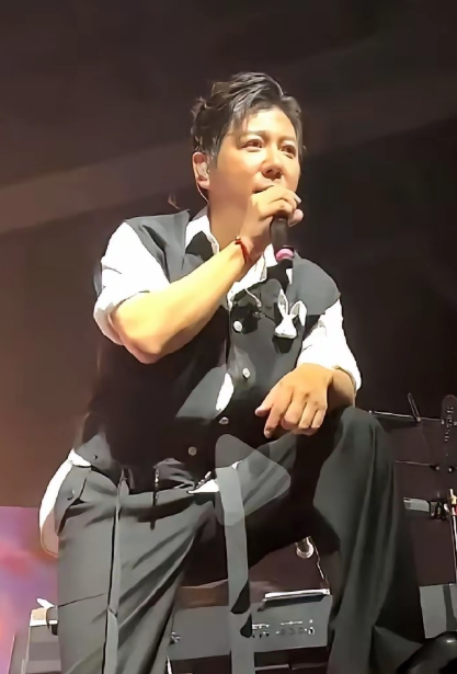 最近刷到一个帖子，差点没把我笑死。说羽泉能火，全靠陈羽凡一个人撑着，胡海泉就是