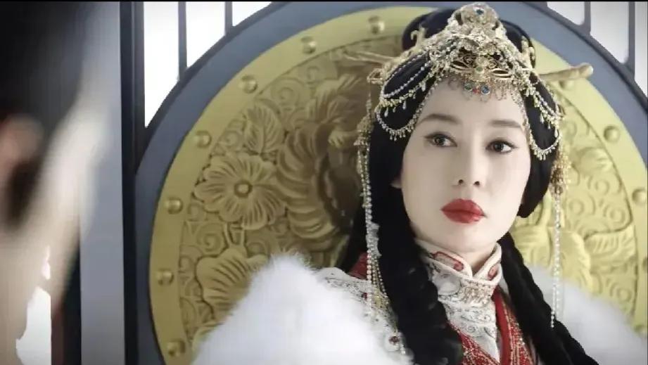昨晚我和老公追剧《藏海传》，冬夏女王一出场，我老公就说这女的好漂亮，我和老公杠起