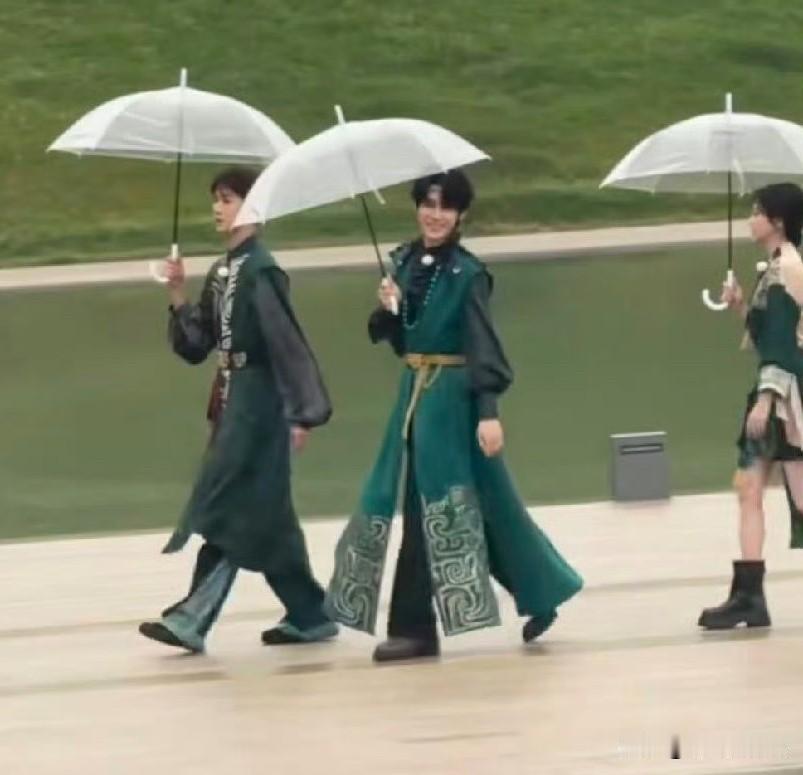 5月17日，白鹿想跟李昀锐炒cp的心，藏不住一定，明知道所有人在拍，还要收伞走到