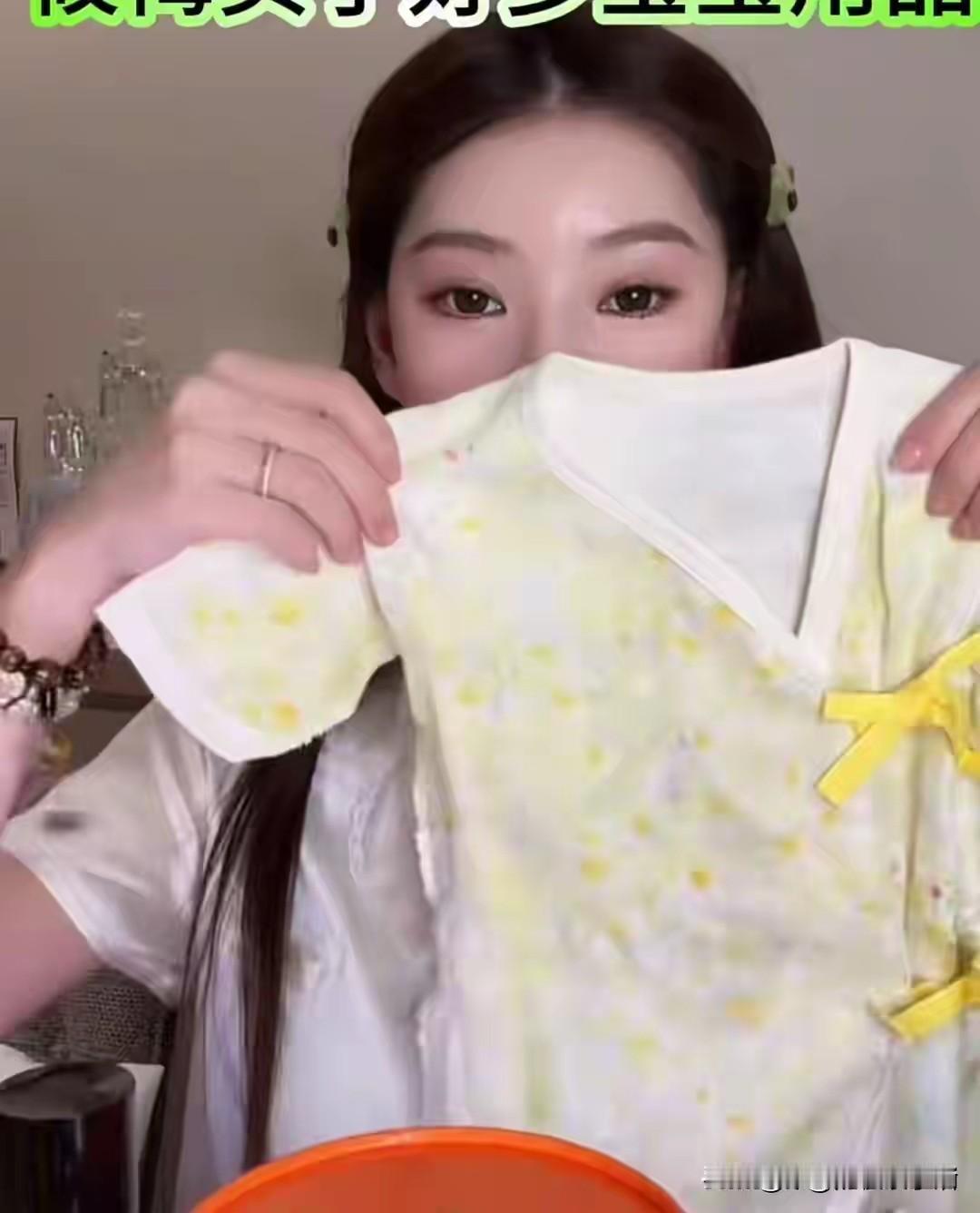 马筱梅宝宝没有多少天就要生了，她第一次当妈妈很高兴，在直播中展示给宝宝买的衣服。