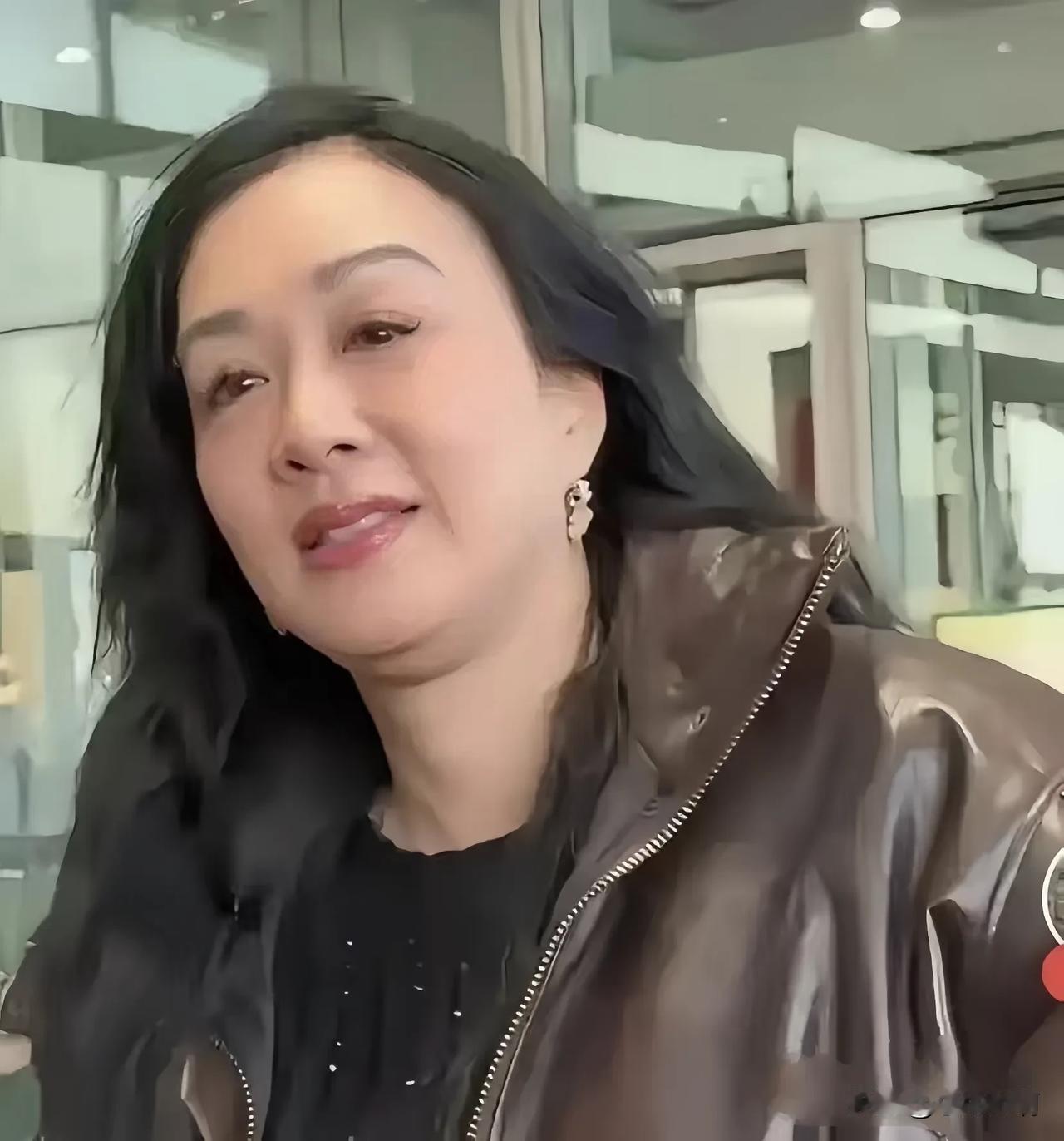 这是56岁的钟丽缇无美颜滤镜下的样子。虽说没有了滤镜下的精致和立体感，总体的状态