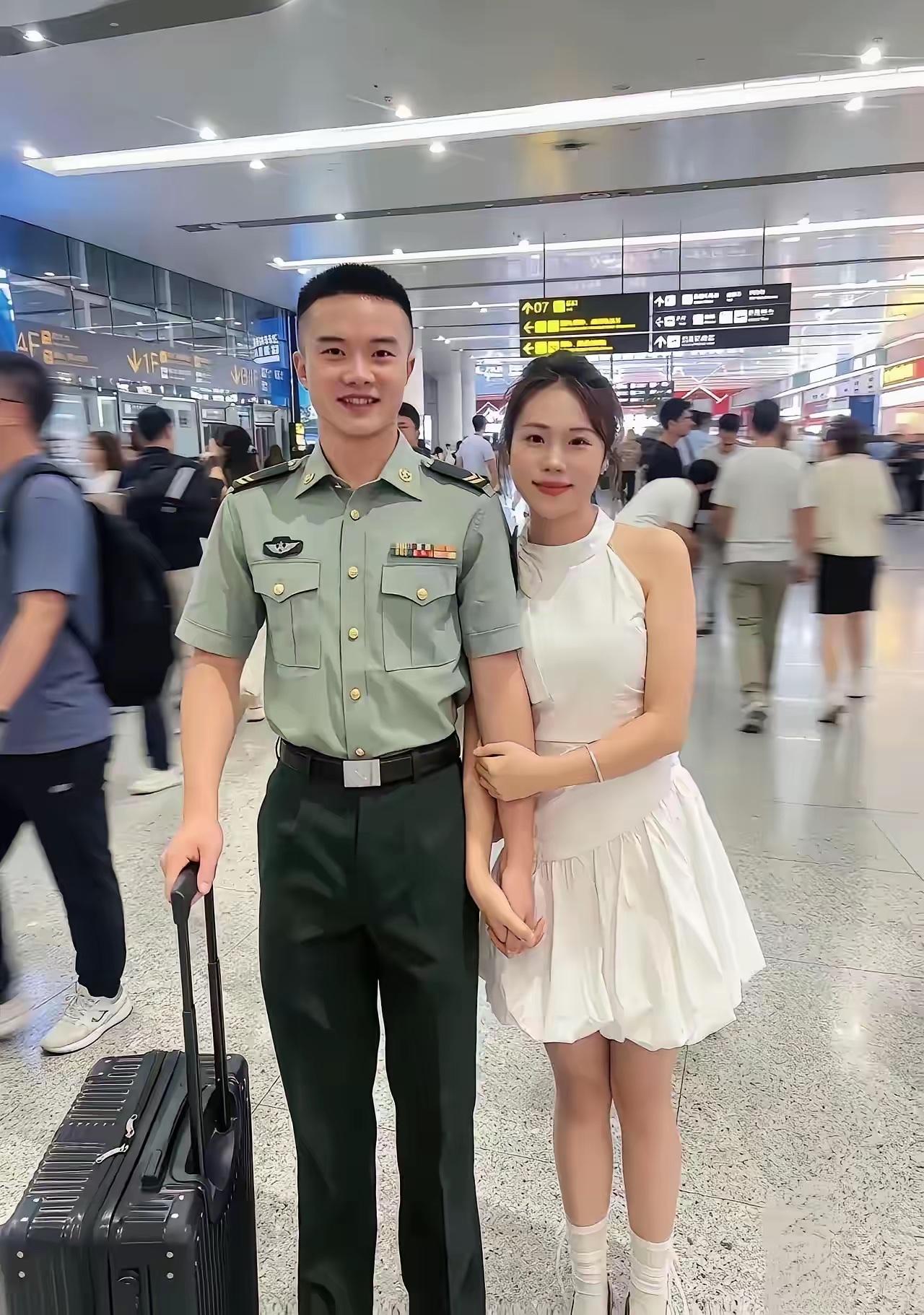 当兵气质真的变了，就两年功夫！很明显，女孩落伍了，我感觉，两人不合适！
