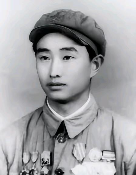 1943年山东栖霞，20名八路军正在吃饭。突然3架敌机俯冲而来，班长慌忙大喊:“