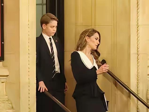 很明显，凯特是要做自己的大女主呀！没有威廉，凯特也自在，表现得那是相当的优秀，