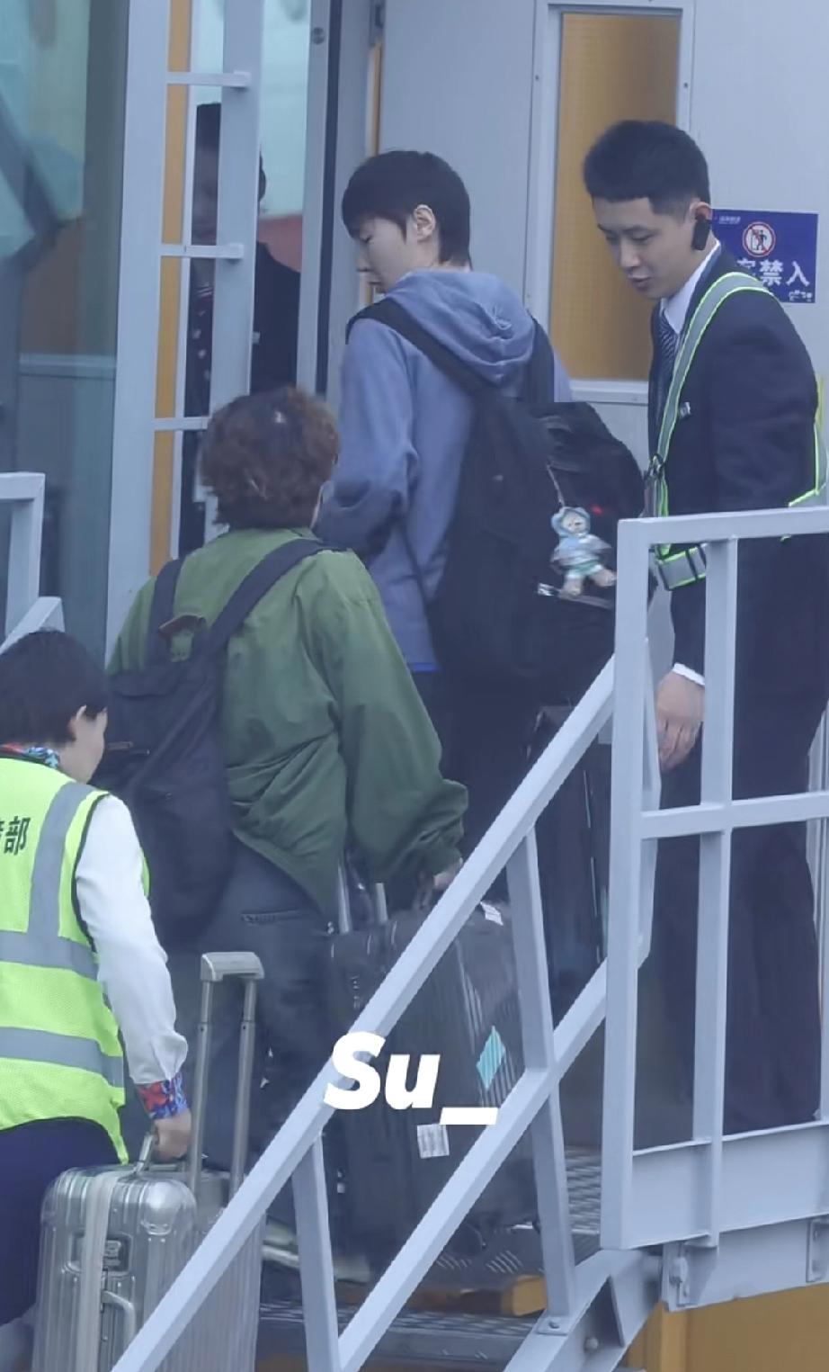 王曼昱今日返回成都。与国乒团队一起乘车到达珠港机场，国乒主力队员与教练组马琳、王