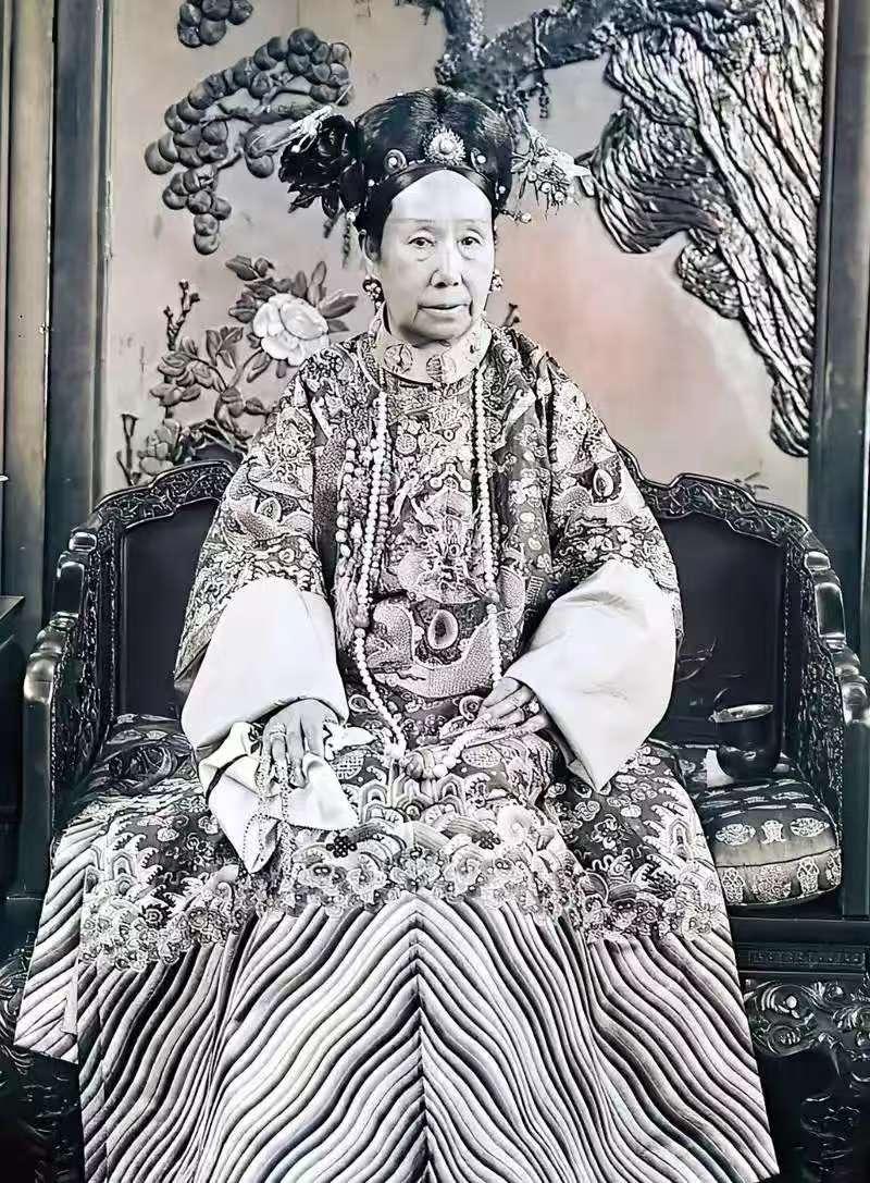 慈禧恨奕䜣入骨，三次罢黜却杀不了，只因他有三大靠山说真的，慈禧这辈子最憋屈