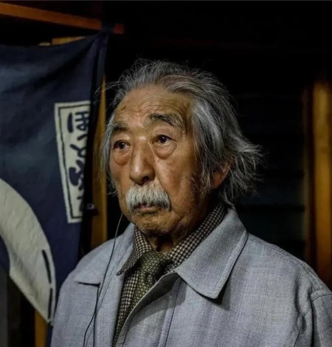 91岁的日本老兵，对着镜头说：如果中日再开战，我还想去。记者追问为什么，他理直气