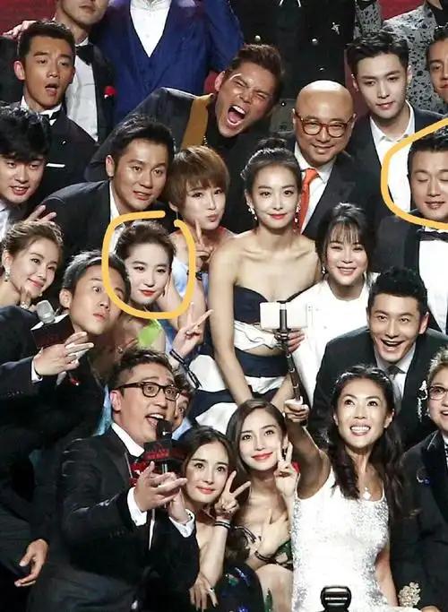 这张群星璀璨的照片被网友称为''芭莎之夜最经典的一张图''：其中我认出了气质