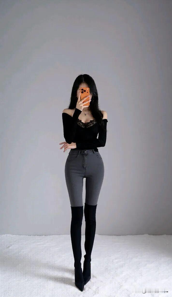 牛仔裤塞进过膝靴那一刻，腰线拉到胸口，男友路过直接看呆三秒，口水差点没收住！[比