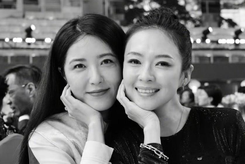 左边是曾黎，1976年出生，身高171cm。右边是章子怡，1979年出生，身高