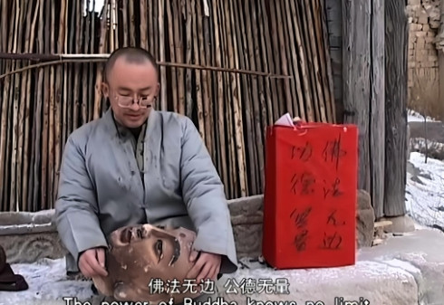 和尚为了重修佛像，外出化缘得到1350块，却被民警以骗钱为由拘留，关在了一起的“