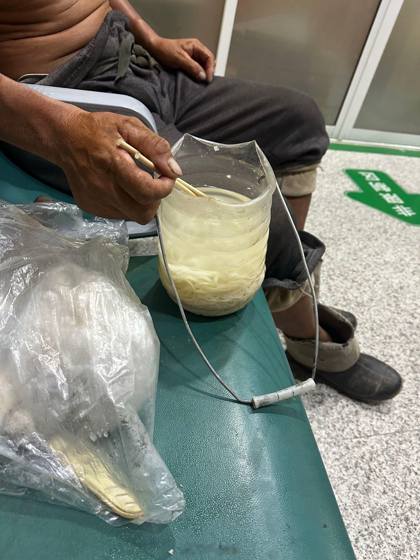 医院监护室外拍摄的老人家！
