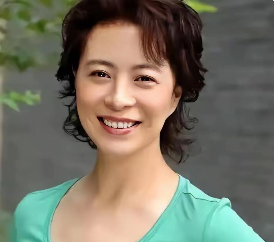 她好有气质啊，颜值不是顶级美女的那种，但这种长相和气质，让人一眼就惊艳，特别有范