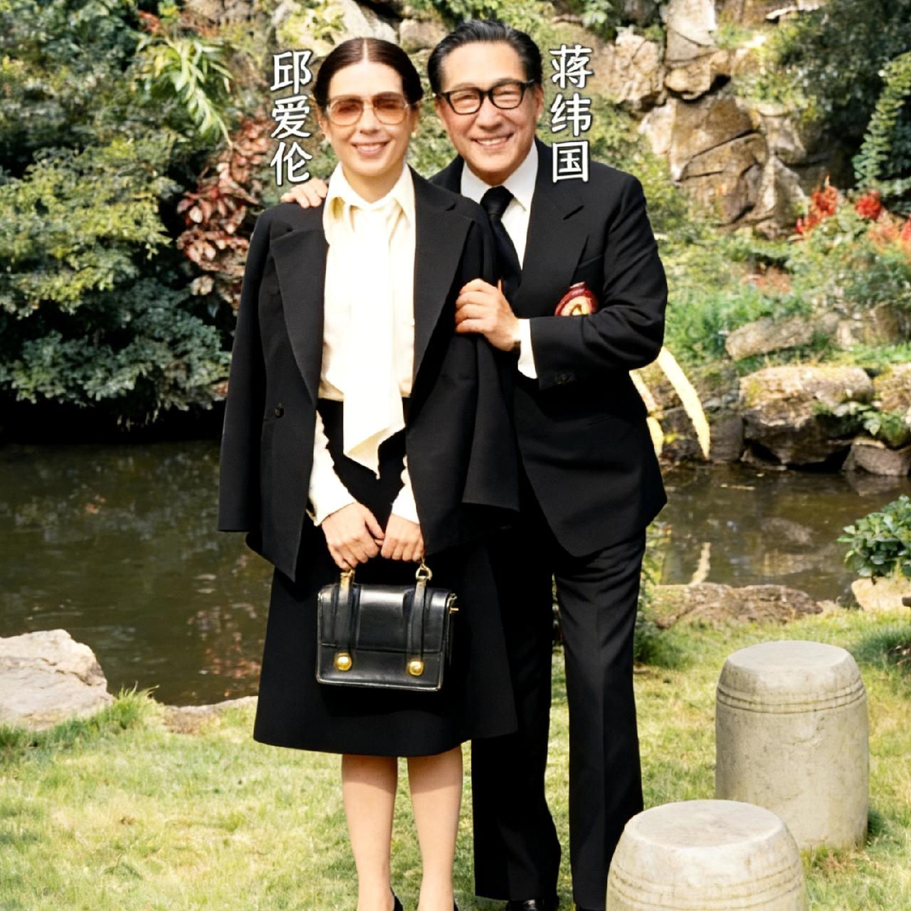 70年代，蒋纬国和妻子邱爱伦，一张幸福的合影，镜头中他们并肩而立，蒋纬国用手扶着