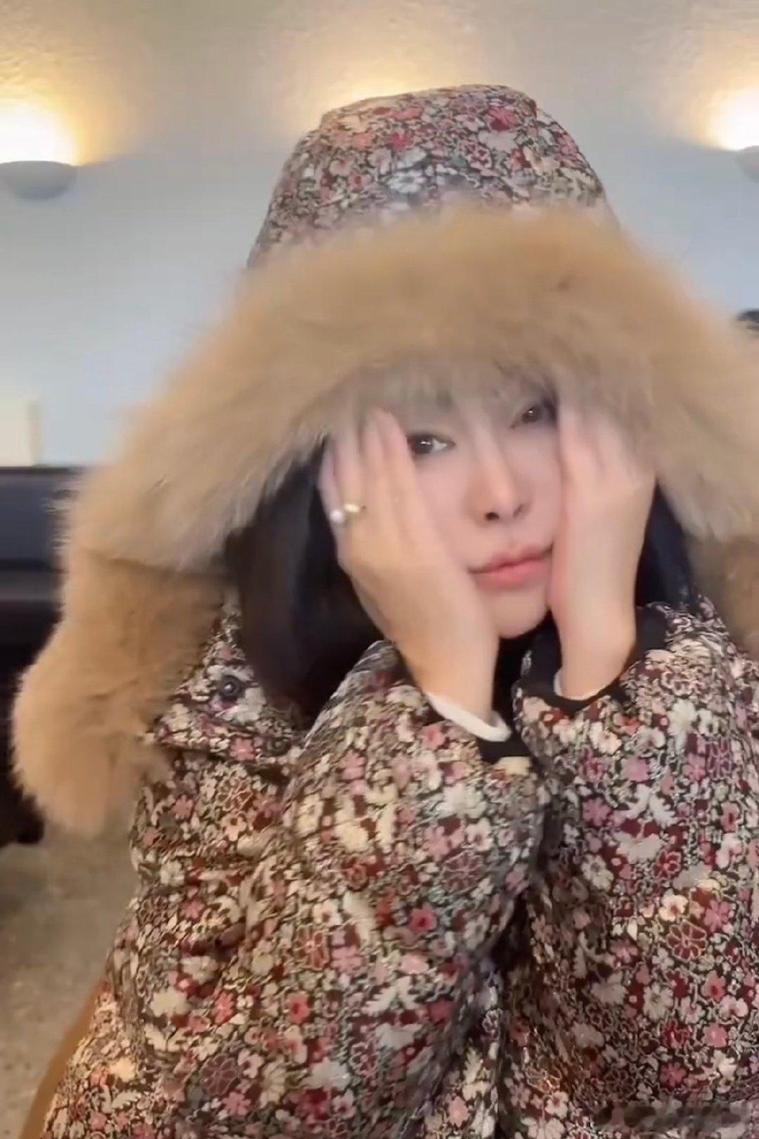 59岁王祖贤近照王祖贤59岁近照59岁王祖贤近照，露出来的眼睛依旧亮晶晶的，这