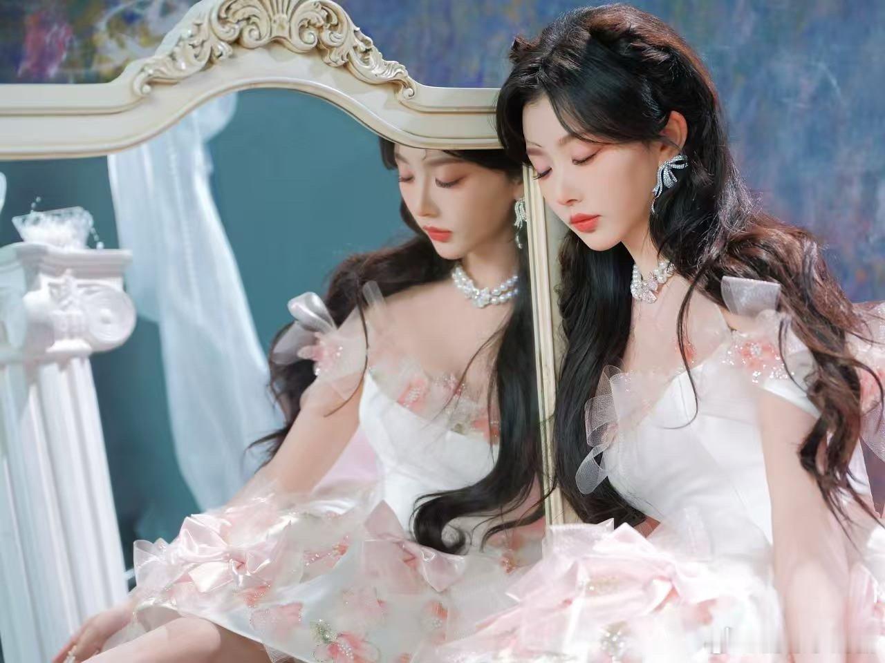 孔雪儿把蝴蝶结造型演绎出了新高度！从甜美到酷飒的瞬间转换，加上完美的舞台表现力，