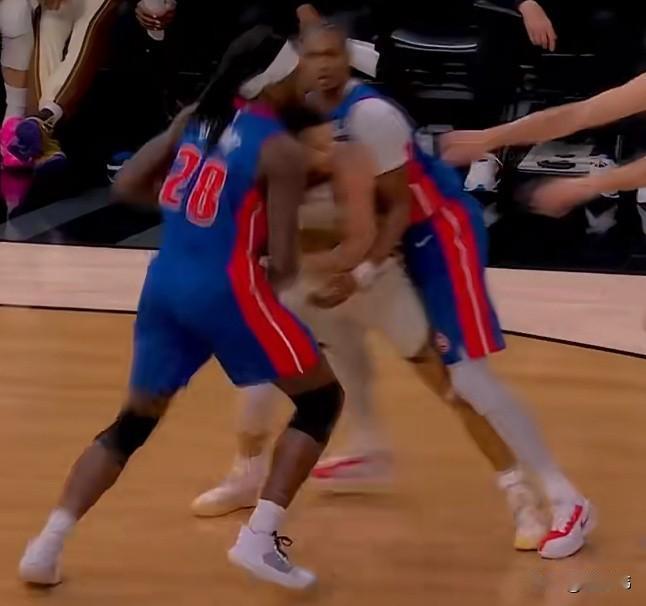 库里有点惨！奥萨尔谈防守库里：“防库里很难。”“必须给他足够的身体对抗。