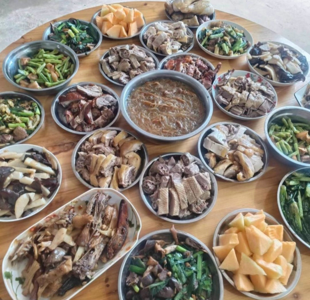 在农村来说，这些菜够奢侈了吧￼