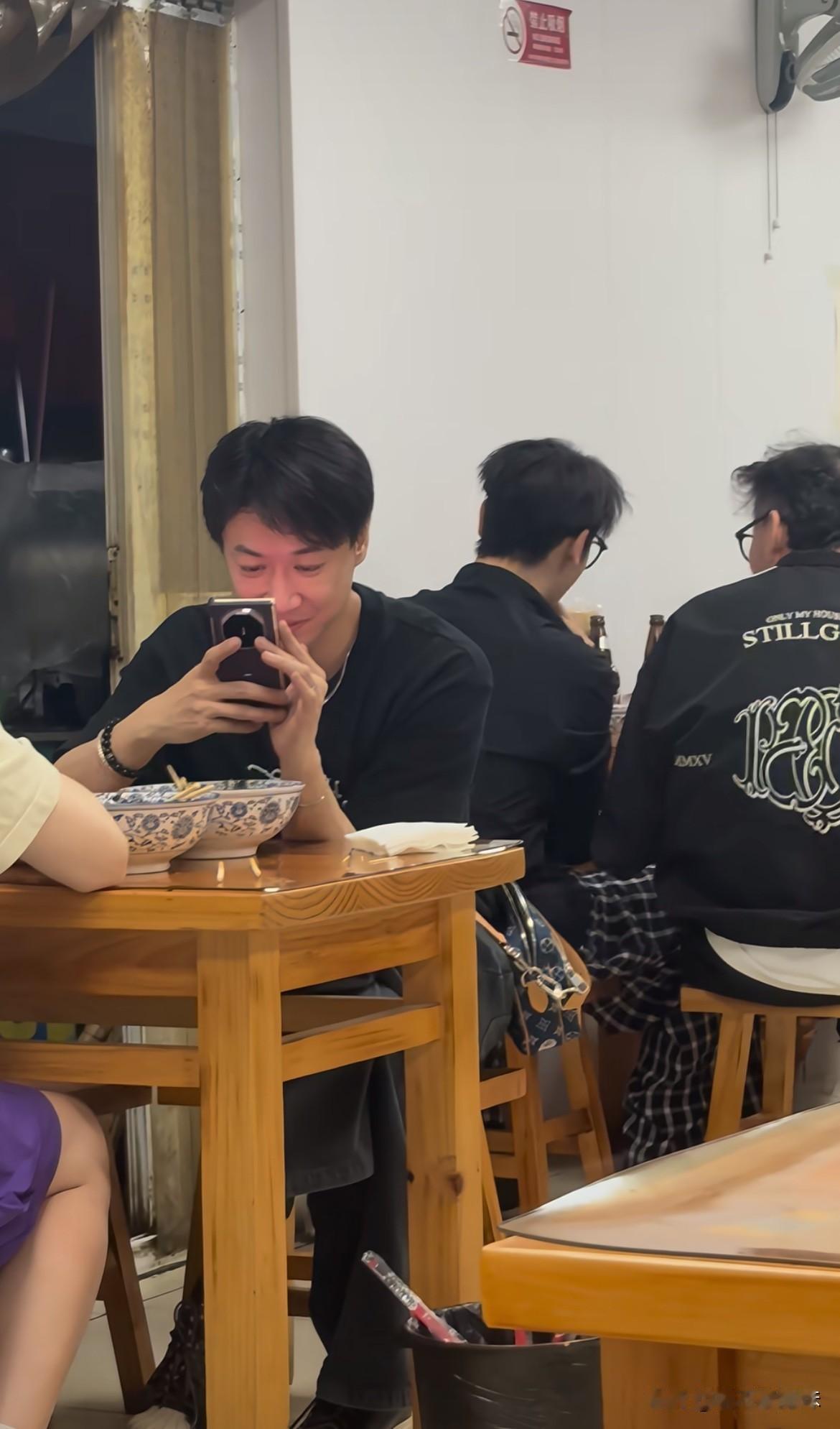他不是没钱嘛？怎么LV都背上了？兰花指都翘起来了，怎么保护董璇！他在看小说挣