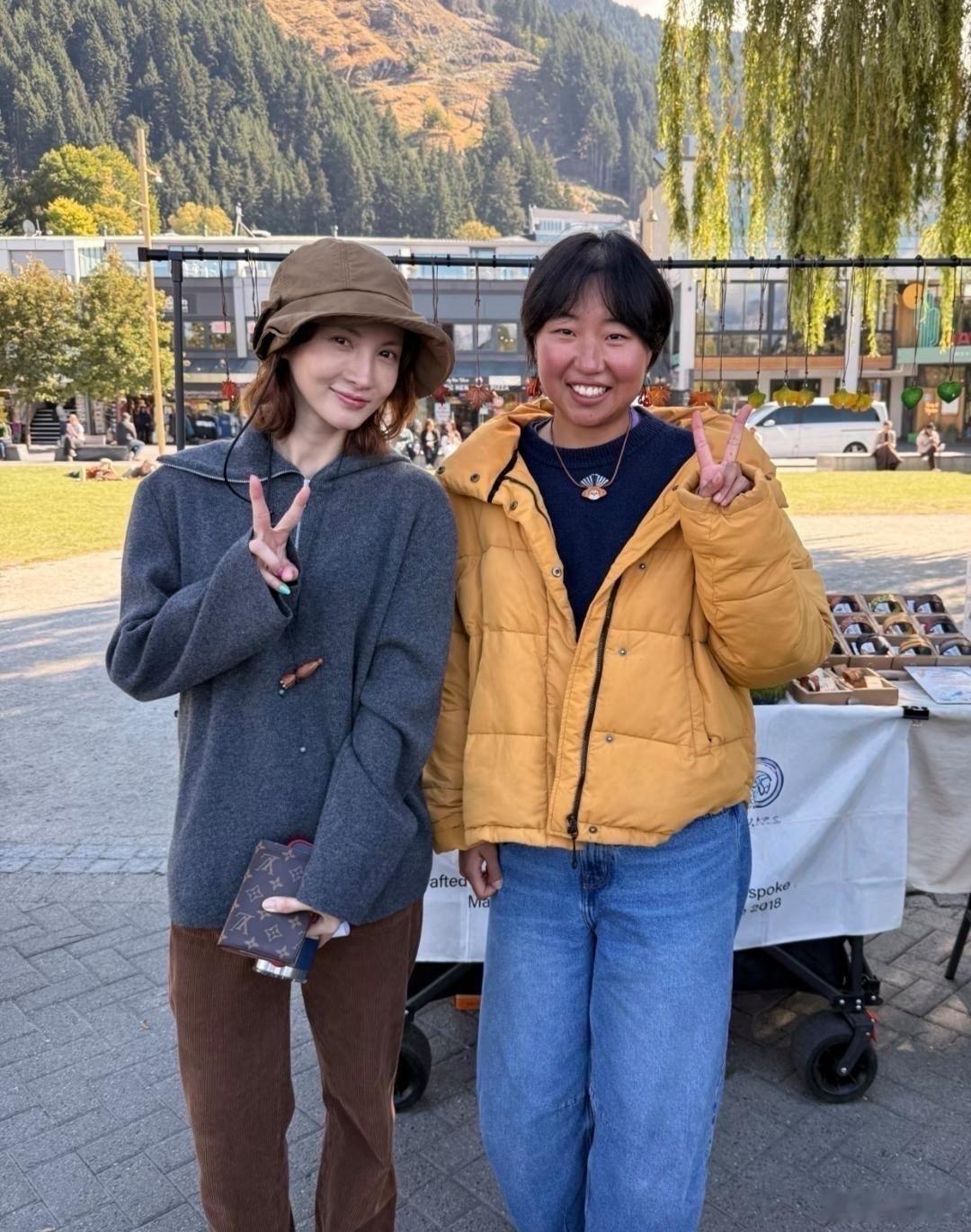 36岁金晨在新西兰被偶遇，真人瘦且脸小，鼻子虽不自然但比常人好看不少