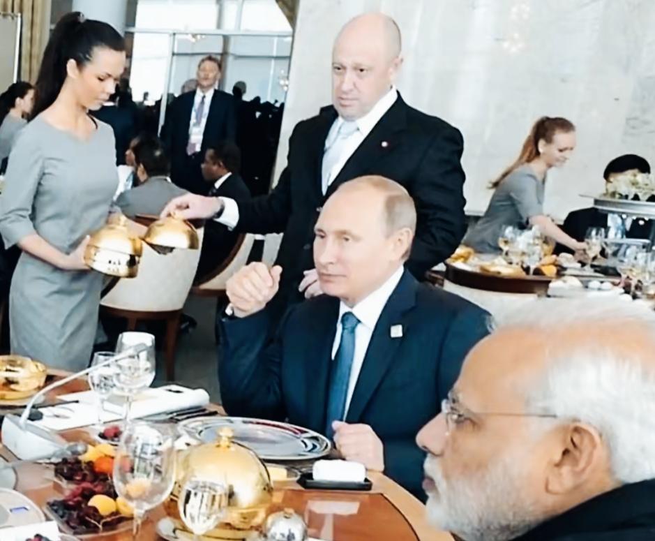 普京和莫迪坐一起在想什么呢？莫迪安排的欢迎宴会，是不是很有印度特色啊！普京这