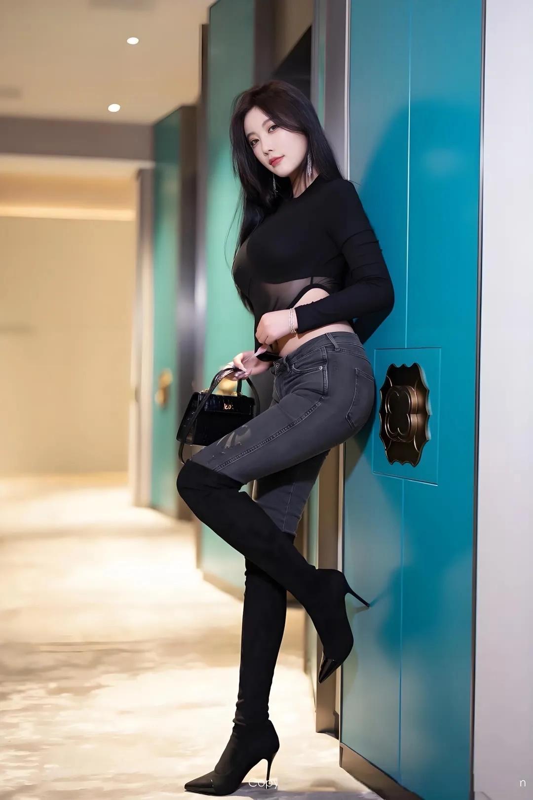 都市酷女孩，黑色透视上衣搭配牛仔裤，时尚感爆棚！