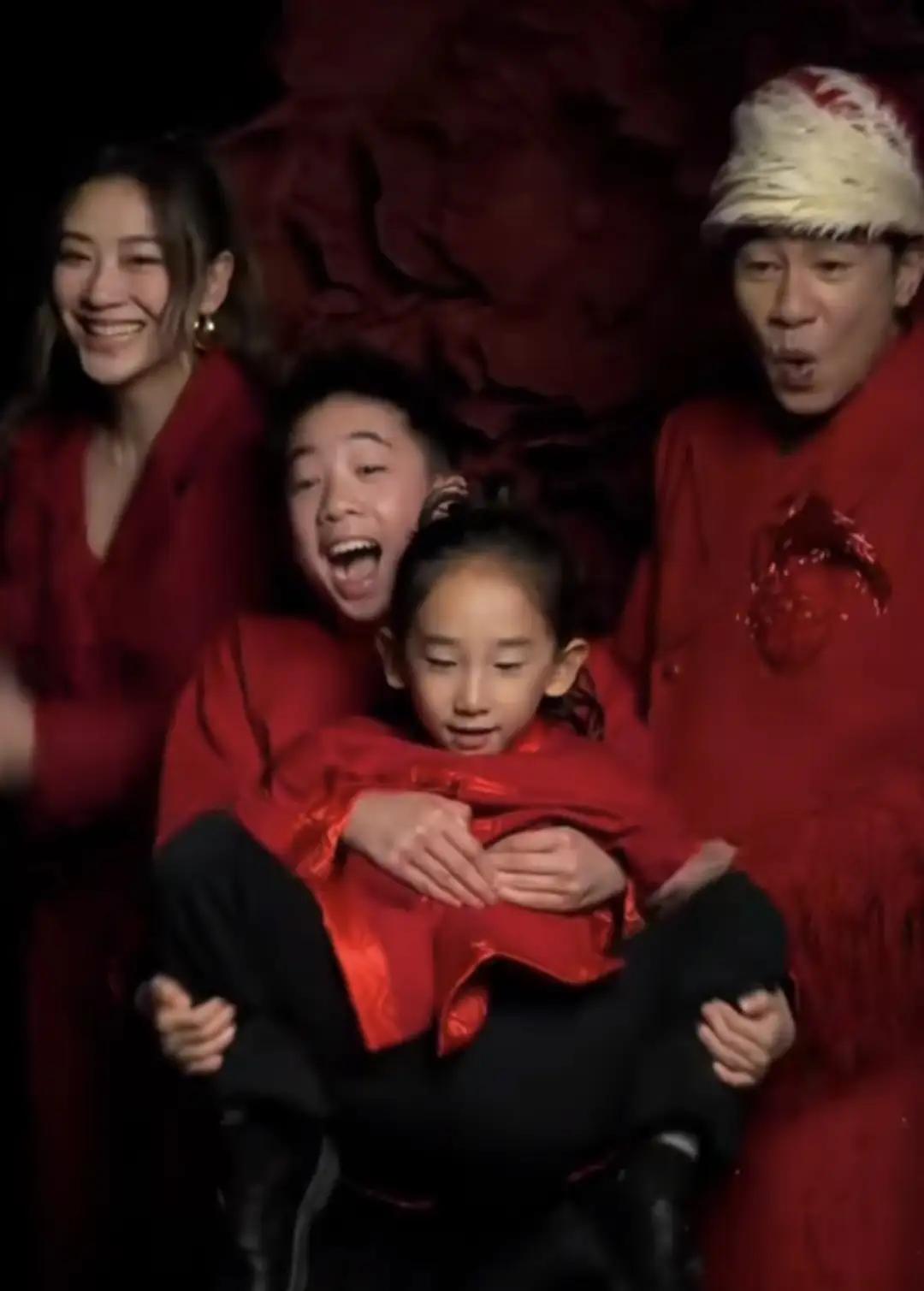 大年初一，应采儿晒全家福！一家人都穿红色衣服，红红火火。小儿子都这么大了，长得好