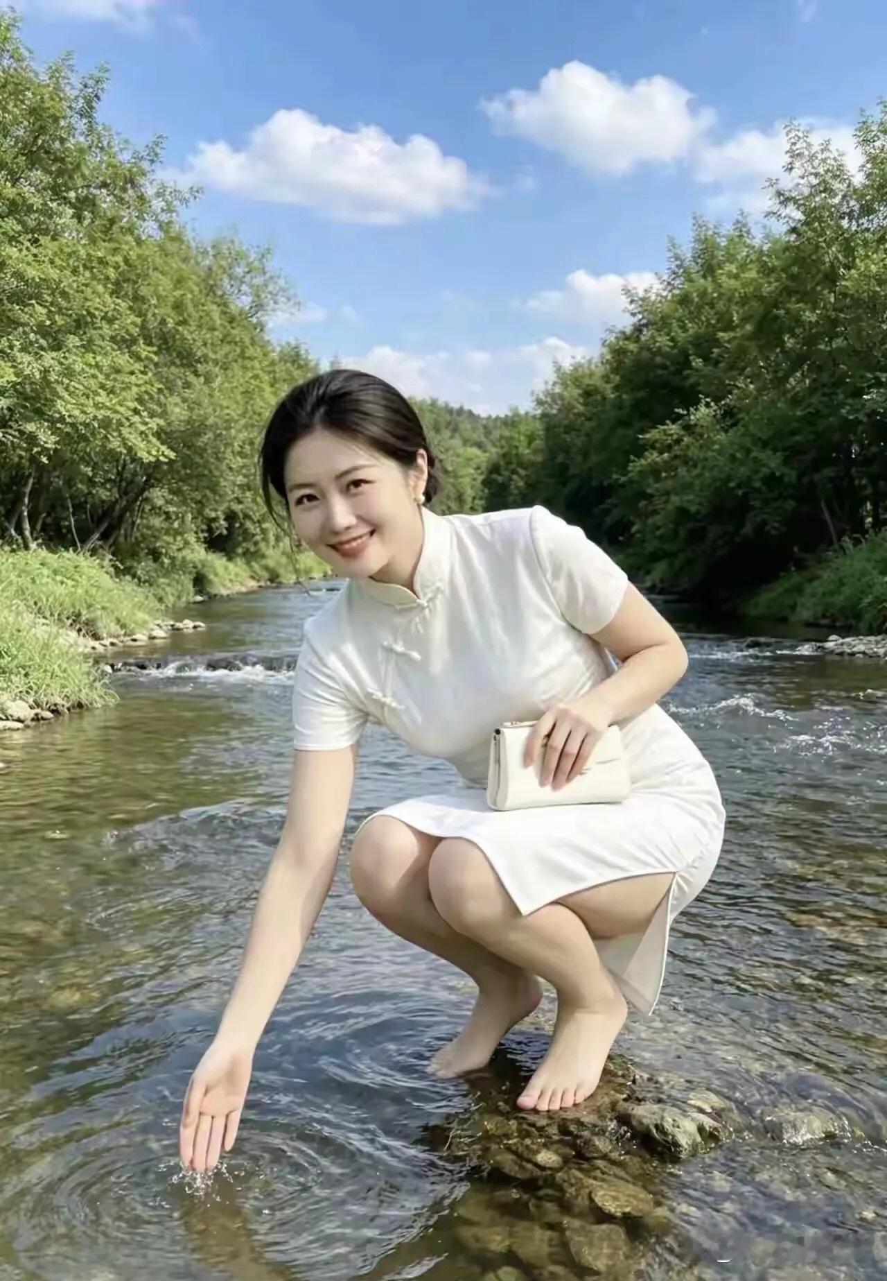 下联：水柔鱼虾欢。