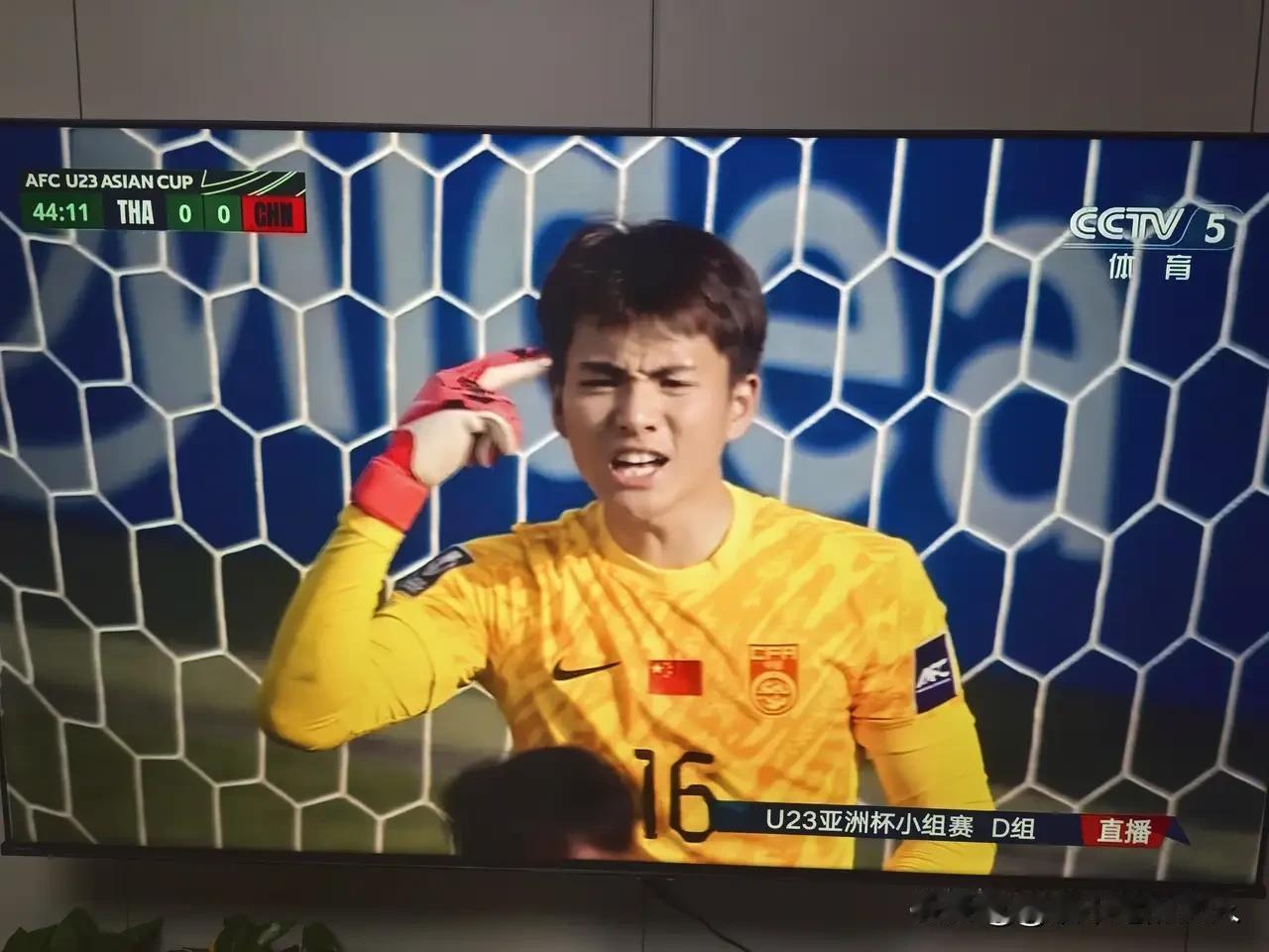 女网友:他有女朋友了吗？答:眼瞎啊？问:结婚了吗?答:你机会还有……[捂脸