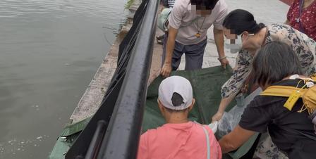 离谱到家了！10月10号爆出广州荔湾花地河这事，一伙放生团体嫌报备手续麻烦，干脆