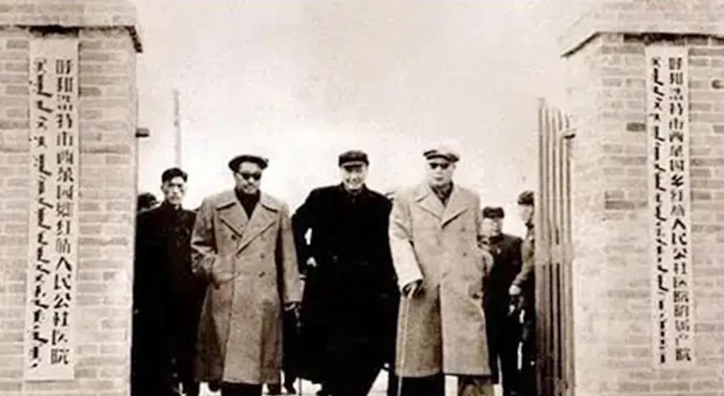 1958年10月，内蒙古自治区党委第一书记乌兰夫陪同贺龙元帅、聂荣臻元帅视察呼和