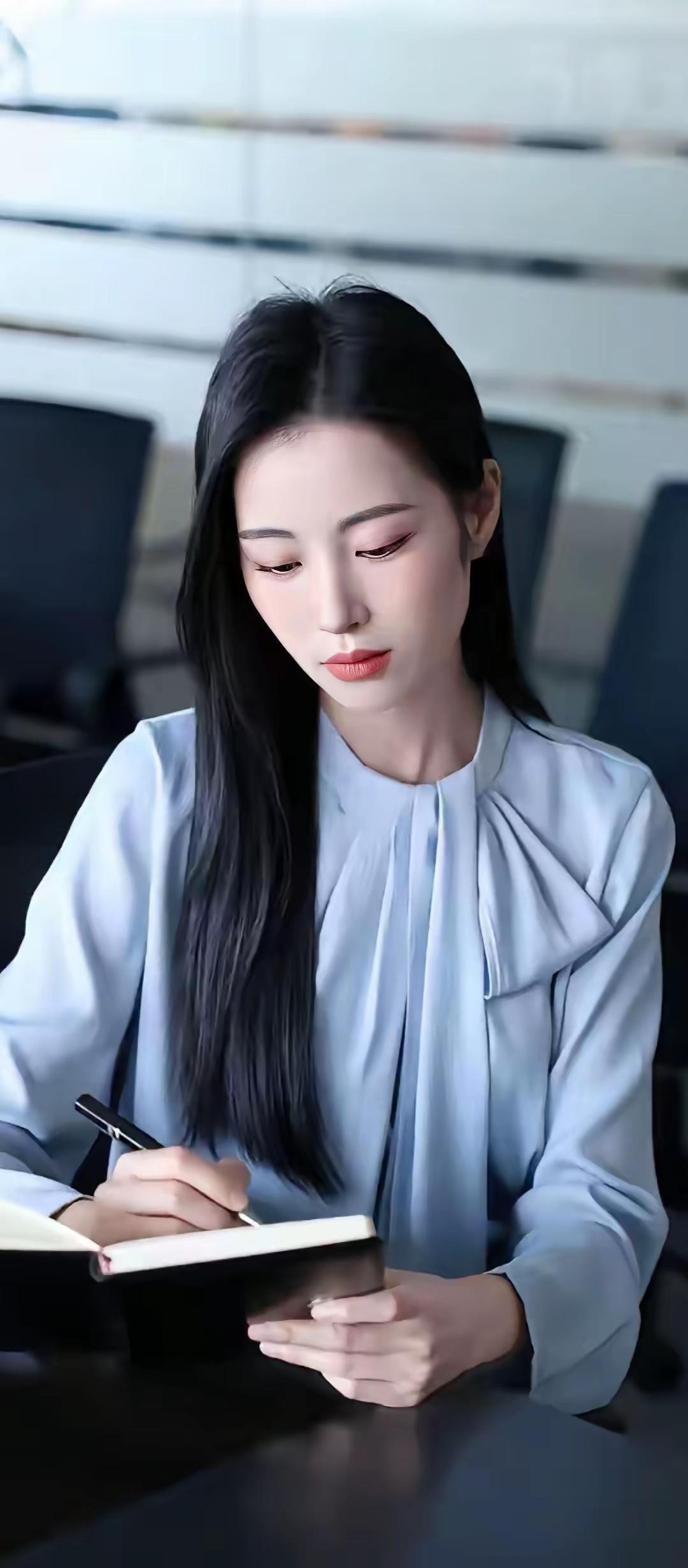 如何在职场中显得得体大方?什么样的人最有职场魅力?如何成为一名职场中的佼佼者