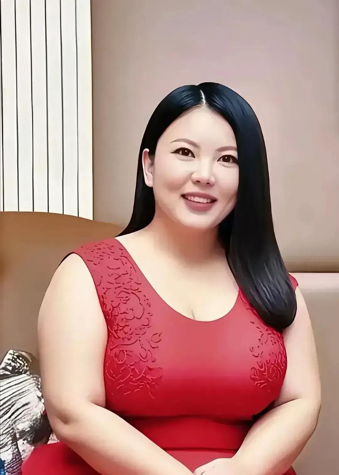 49岁的李湘又是谁梦中的漂亮，知性又有钱的富婆啊！她最近一组机场图又炸了，裹