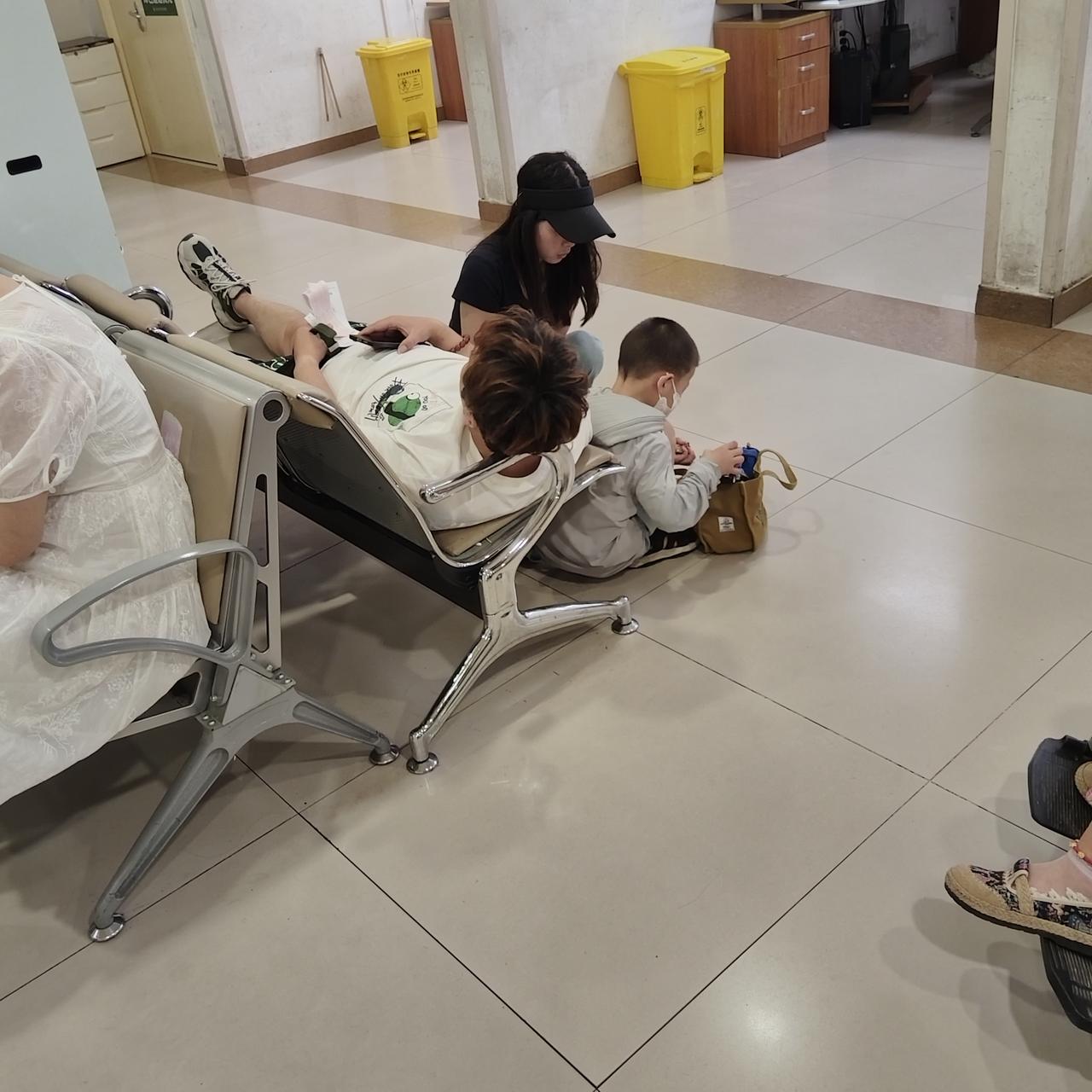 北京看病还真是方便下午六点孩子胃疼，去朝阳医院看了急诊。检查一溜下来，验了血、