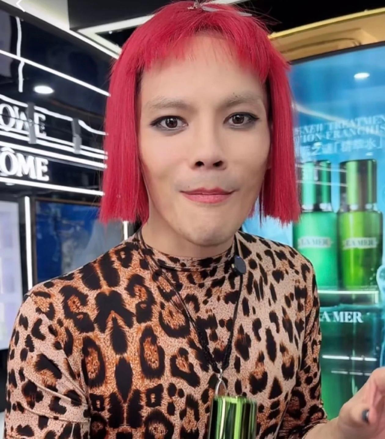 向佐真的没什么艺术细胞，奇装异服只为“博眼球”[捂脸哭][捂脸哭]向佐那些奇奇怪