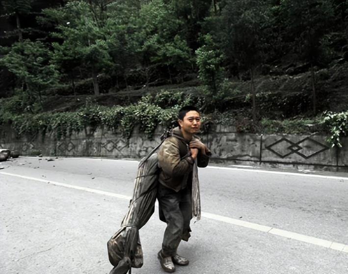 ​​汶川地震已经过去整整18年，那张背亡妻回家的老照片，每次翻看还是会瞬间红了眼