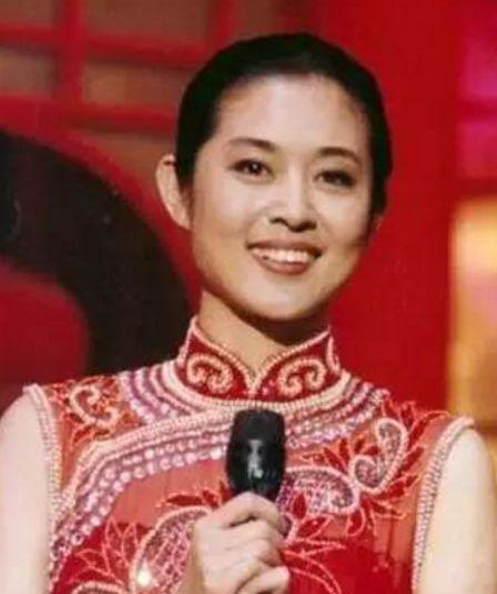 倪萍做《综艺大观》主持人的时候，确实是风采卓然。那时候的倪萍落落大方，端庄优雅，