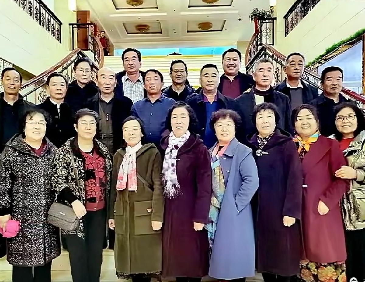 刚才在网上看到了一位曾经在西乌兰不浪中学毕业的学生发的一张同学聚会照片，看到他们