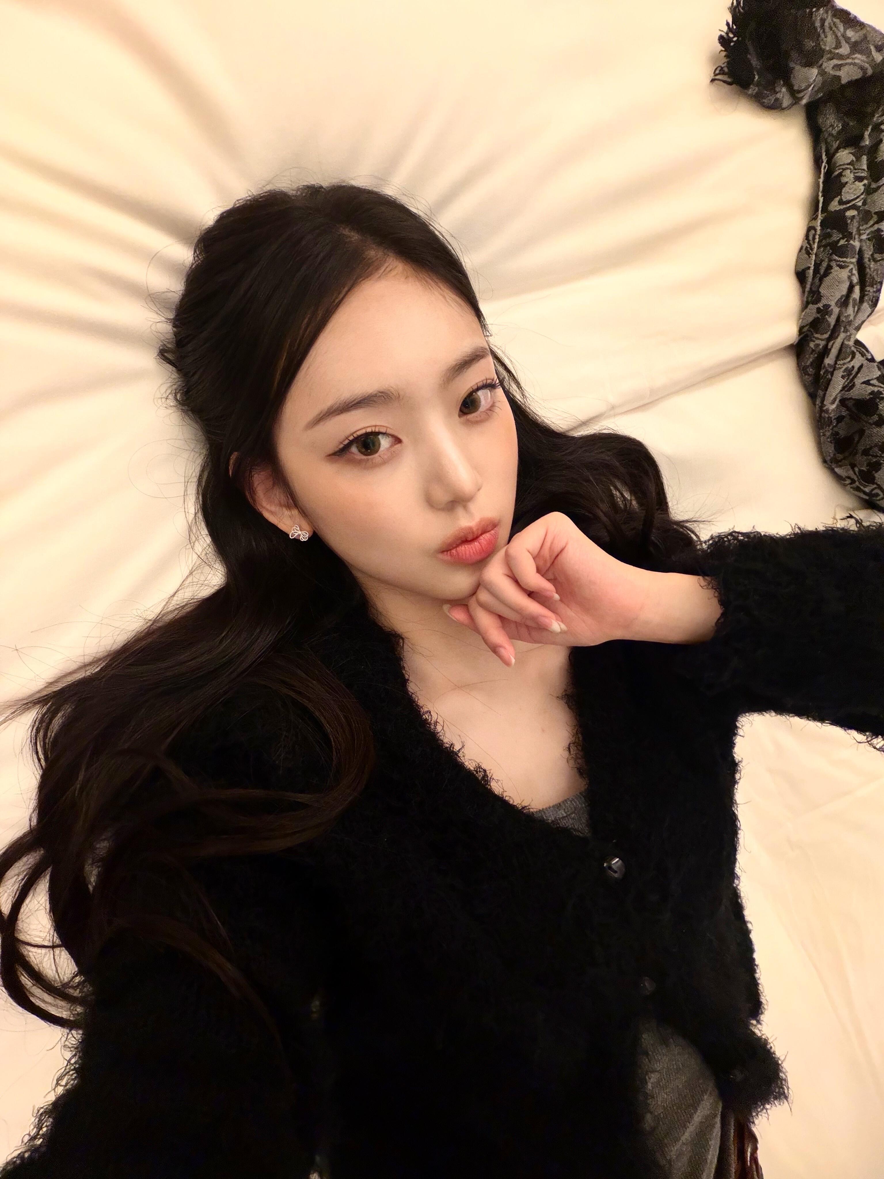 天赐我躺下也这么尖的小v脸….💕（李修旻​​​