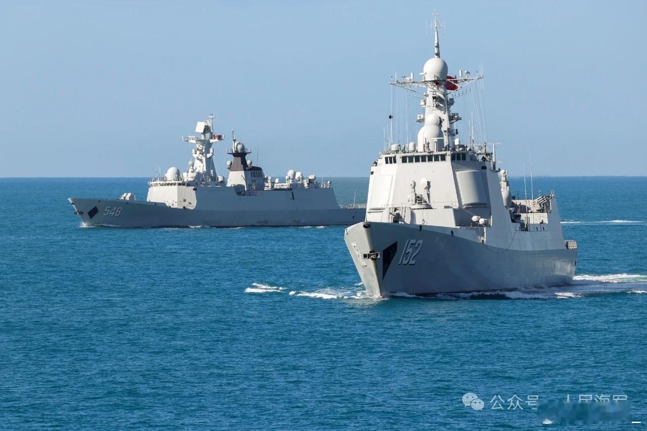 152济南舰、154厦门舰、548益阳舰和890巢湖舰等出海训练。巢湖舰航行中对