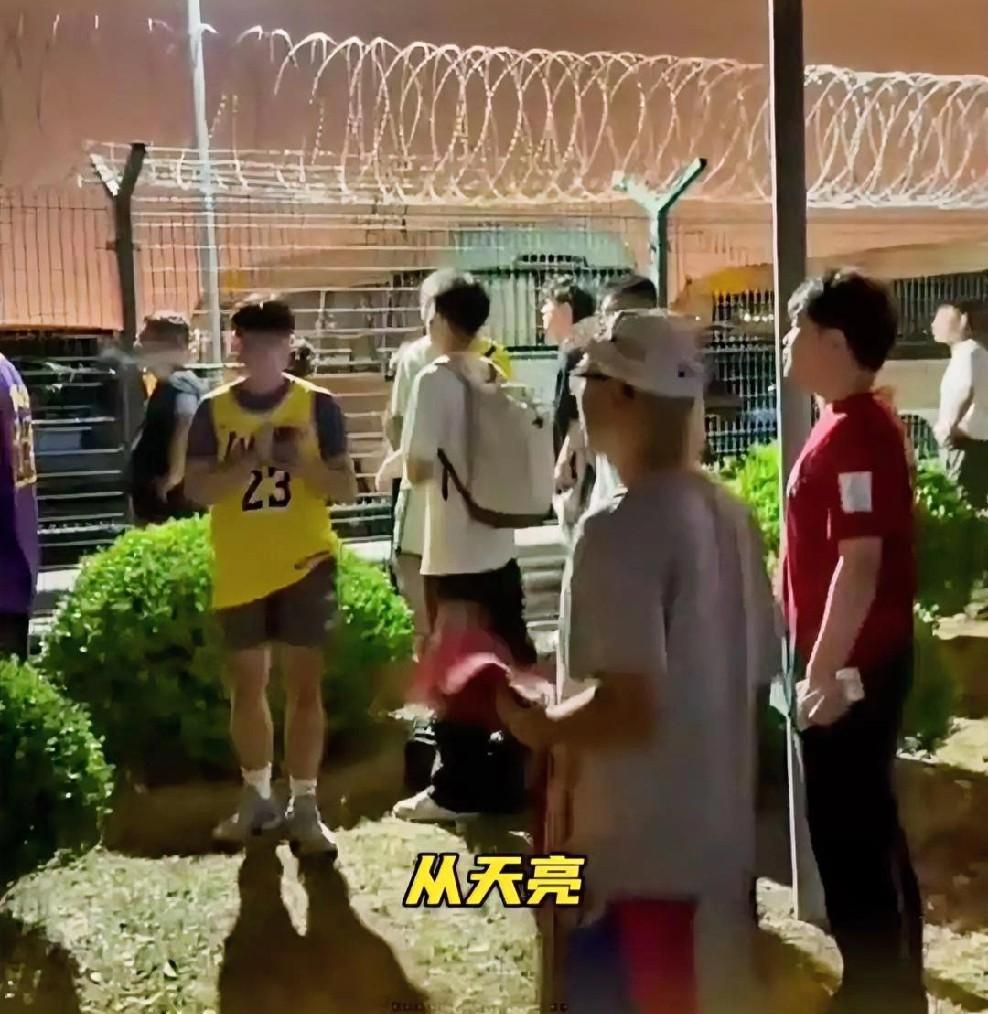 詹姆斯不满球迷太少？招呼都不打一个就埋头走进酒店了。在詹姆斯抵达上海的夜晚，有