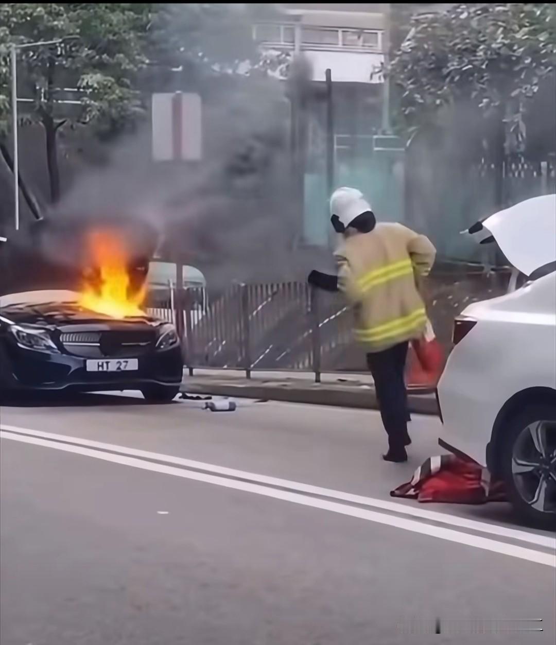 香港消防长官路过顺手救火（事了拂衣去，深藏功与名）一段视频在香港疯传，街头一