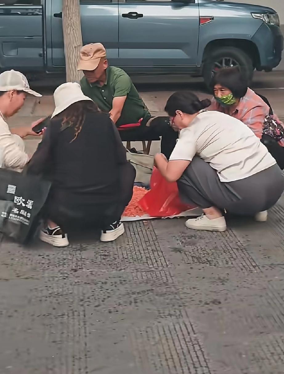 摆摊的也有套路，这一个摊位四个托，生意现在这么难做了吗。我离远远的看了半天，还