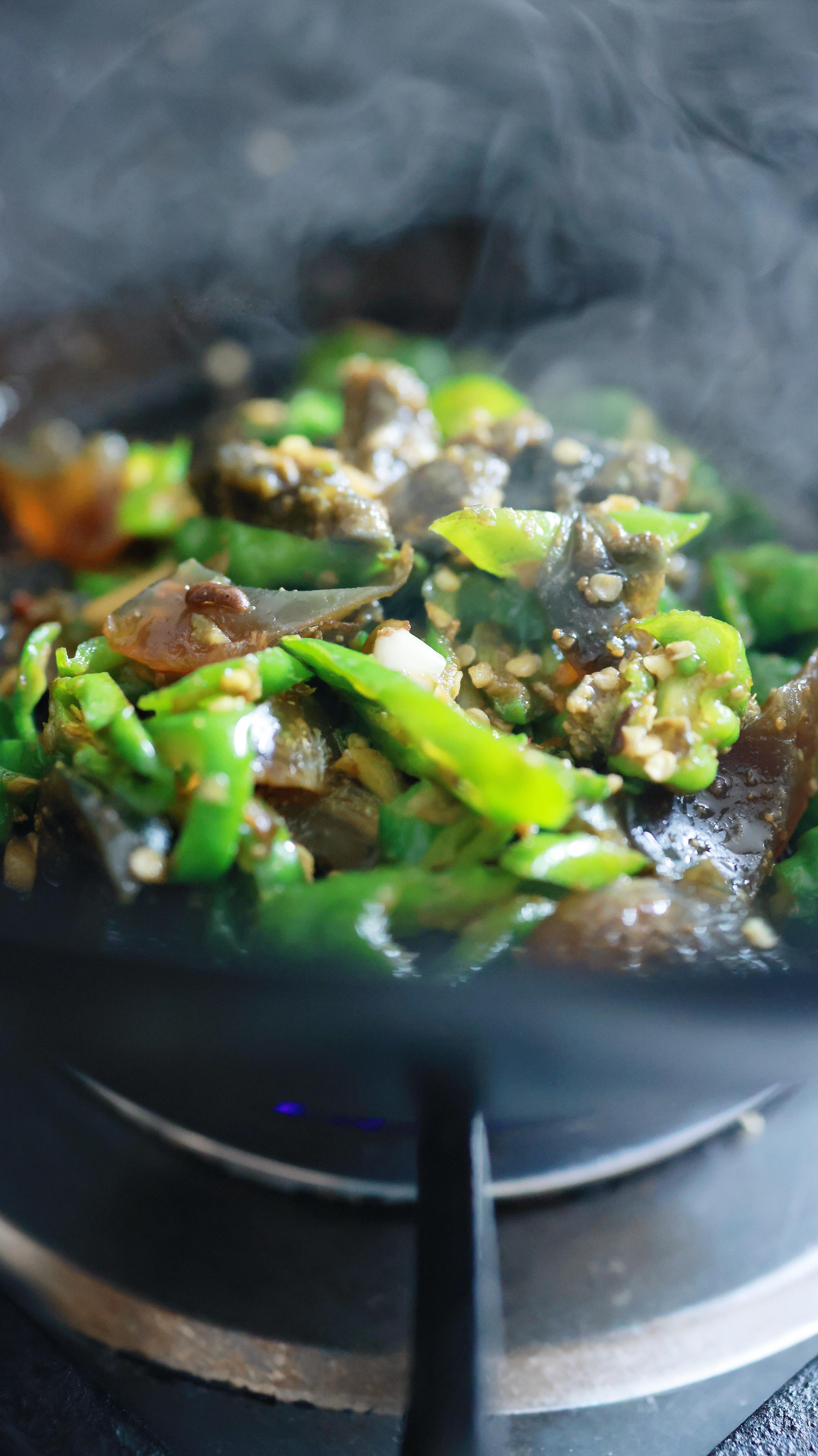 当季豆角清炒拌饭吃真是我最爱，以前爸爸经常做给我吃，从小吃到大，都吃不腻。