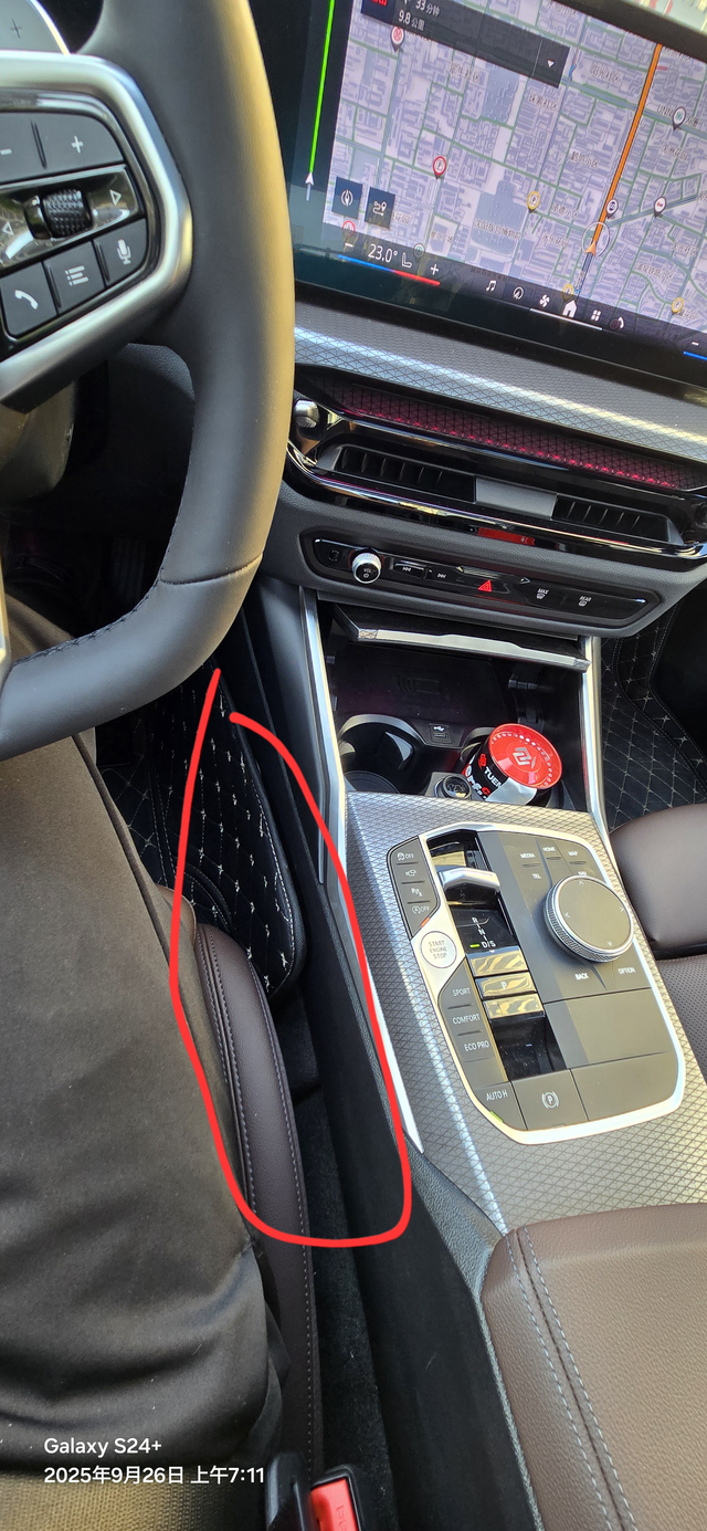 你们这里很烫吗开了3000公里第一次察觉，是不是变速箱的温度，水杯架的水都变热