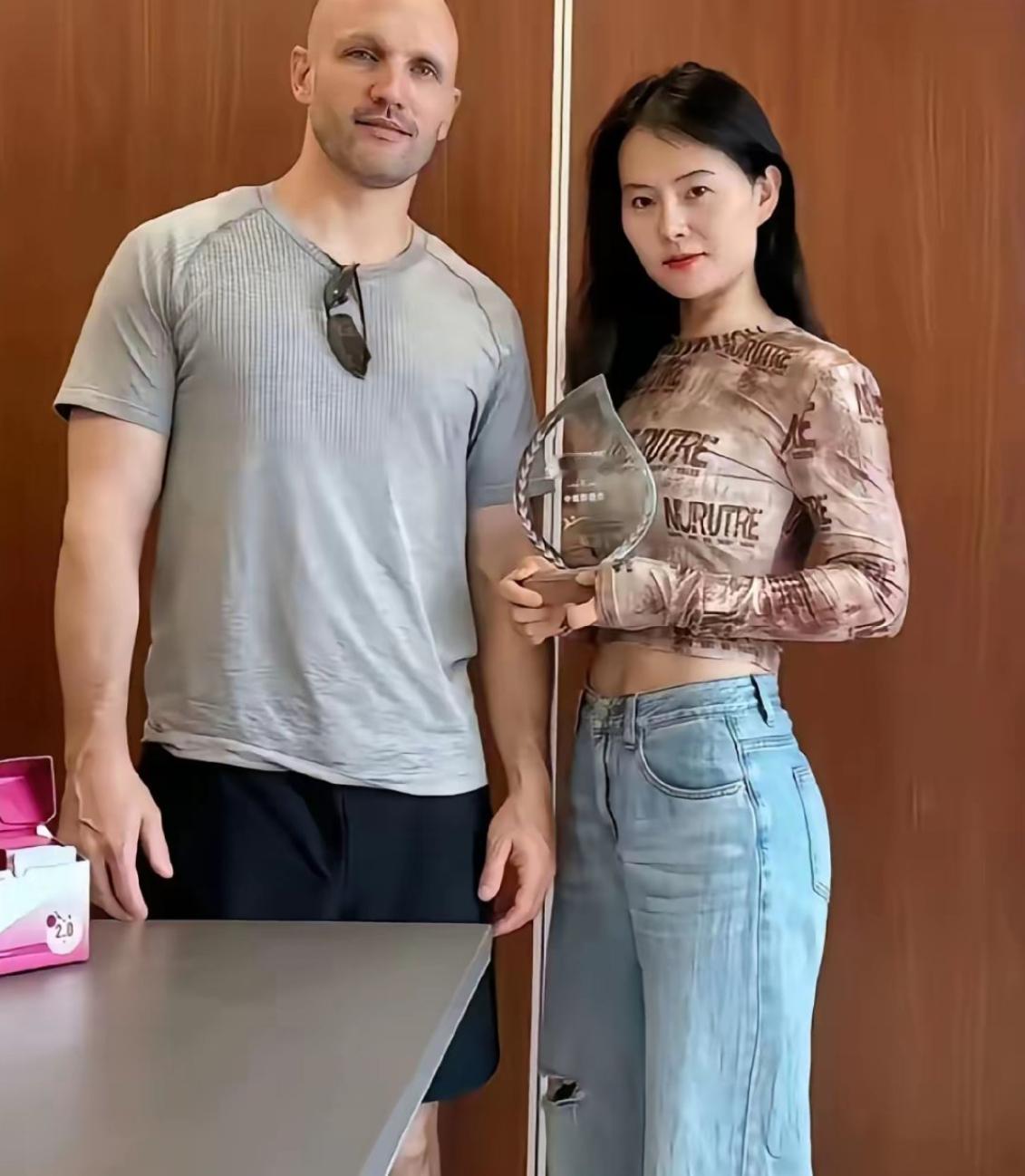 说实话，这种事，真不值得同情。自己为自己的选择买单就对了。最反感的，还不是发