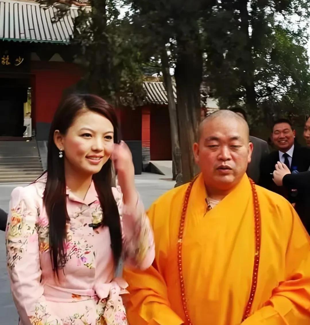 看这是当年释永信和著名主持人李湘的合影，感觉如今变化都不小，一个从“得道高僧”被