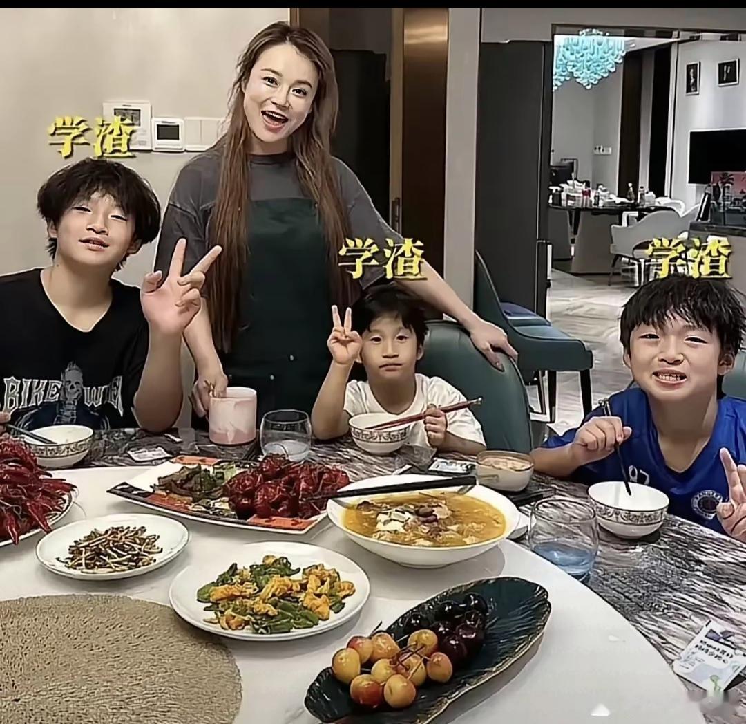 冉莹颖说自己万万没想到，自己一个北大硕士，却生了三个学渣儿子邹市明、冉莹颖两口子