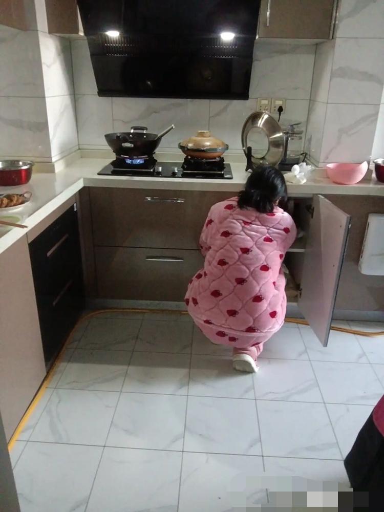 谁懂啊！这才是婚姻里最戳人的烟火气！网友晒出结婚25年的老婆，说她长相普通，却是